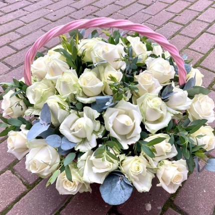 корзина с белыми розами - купить с доставкой в Красногорске