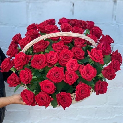 Корзинка "Моей королеве" из красных роз с доставкой в Красногорске