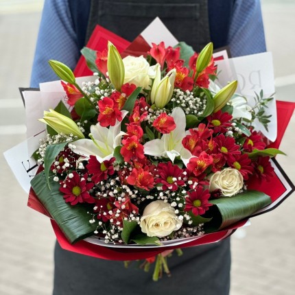 Букет "Вальс" из роз, хризантем и лилии с доставкой в Красногорске