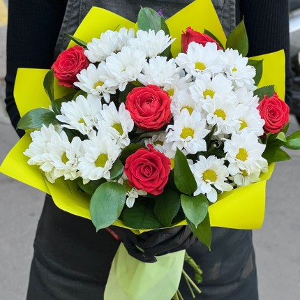 Букет с розами и хризантемами "Волшебство" - заказ с достакой с доставкой в Красногорске