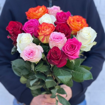 Букет из разноцветных роз с доставкой  в Красногорске