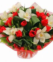 Букет из красных тюльпанов и орхидей